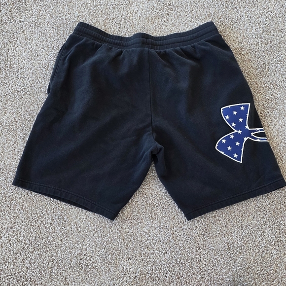 Under Armour Men's Black Shorts with Red Logo - Picture 3 of 3